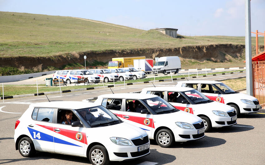 Əcnəbilərin Gürcüstanda sürücülük vəsiqəsi alması çətinləşdi