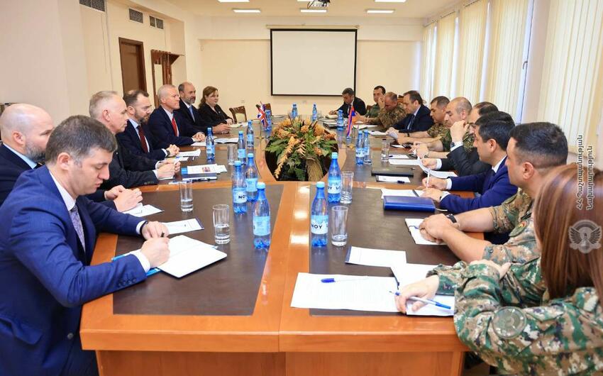 Ermənistan və Britaniya hərbi əməkdaşlıq proqramı imzaladı