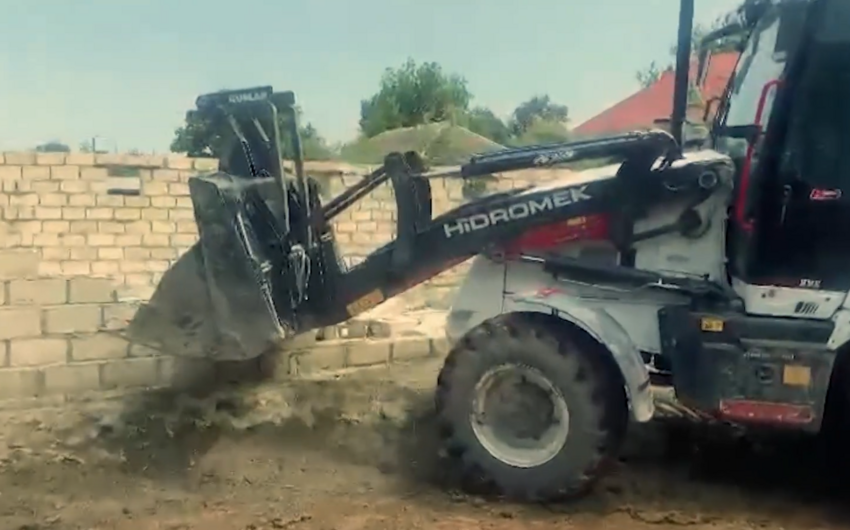 Zərdabda qanunsuz tikili söküldü -