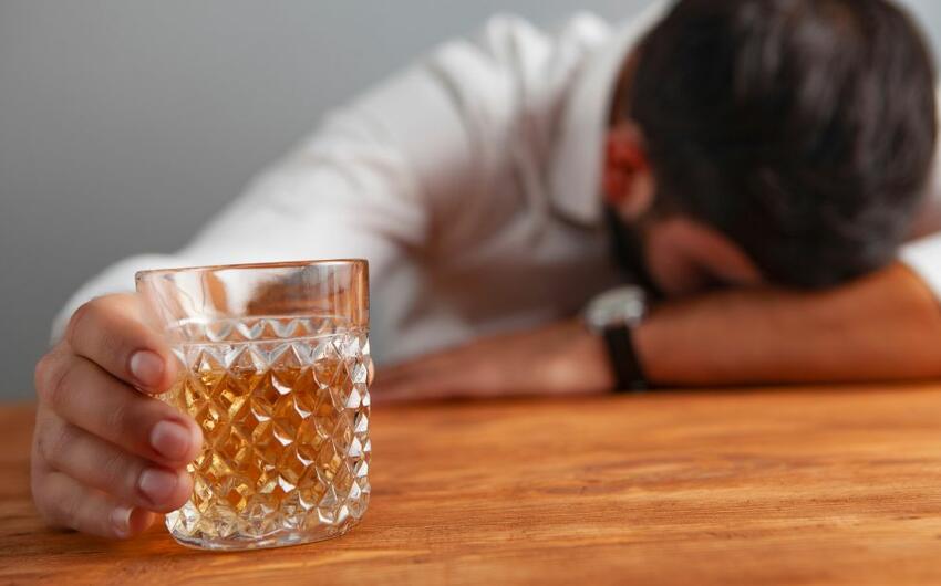 56 yaşlı kişi evində sevgilisi ilə yeyib-içdi, ona şiddət göstərdi –