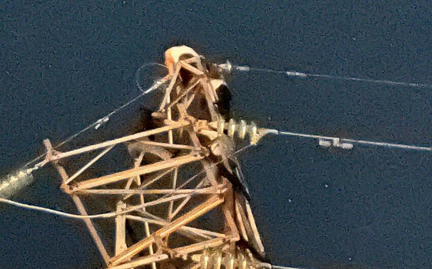 Ağdamda qonaq gedən şəxs içib yüksək gərginlikli elektrik dirəyinə çıxdı -