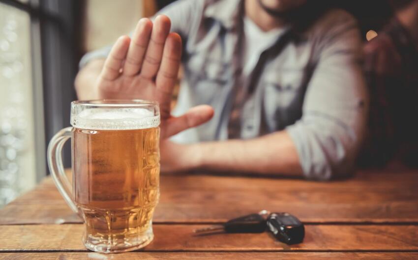 Ağdamda 30 yaşlı kişinin başına pivə bakalı vuran şəxs qazidir -