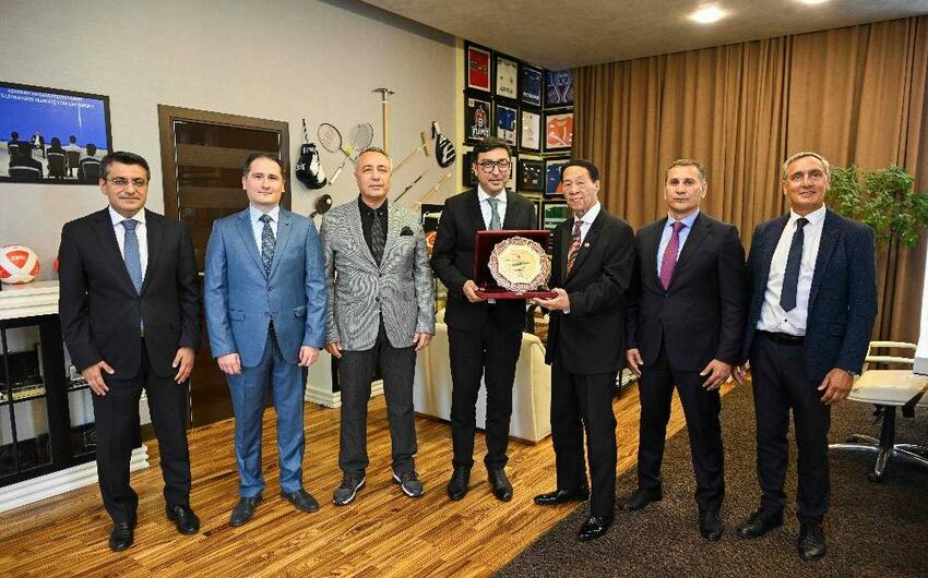 Fərid Qayıbov məşhur döyüş ustasını qəbul etdi -