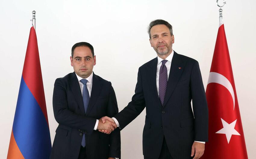 Erməni nazir İstanbulda Bayraktarla görüşdü
