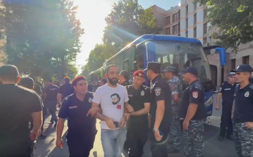 Ermənistanda Mikayel Ajapaxyana dəstək verən vətəndaşlar saxlanılır