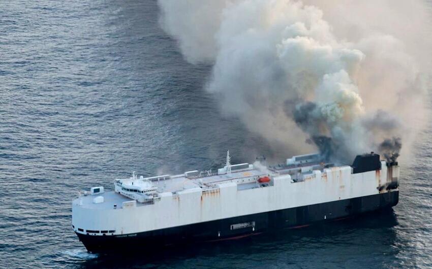 Liviya sahillərində milyon barel neft daşıyan tankerdə partlayış oldu