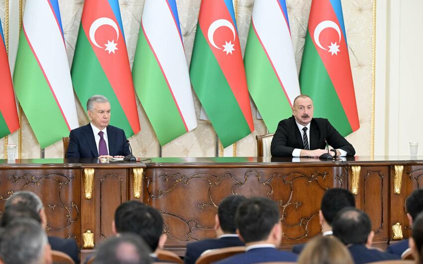 İlham Əliyev və Şavkat Mirziyoyev mətbuata bəyanatlarla çıxış etdi -