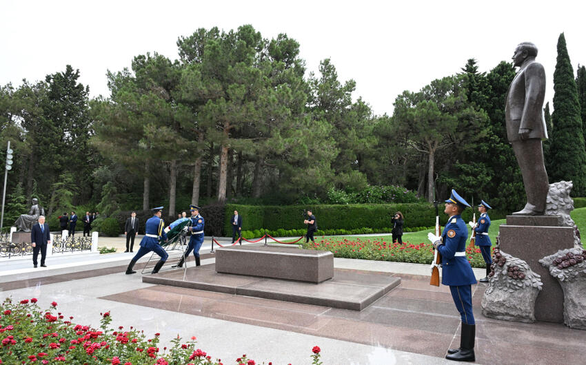 Şavkat Mirziyoyev Fəxri xiyabanda Ulu Öndərin xatirəsini andı