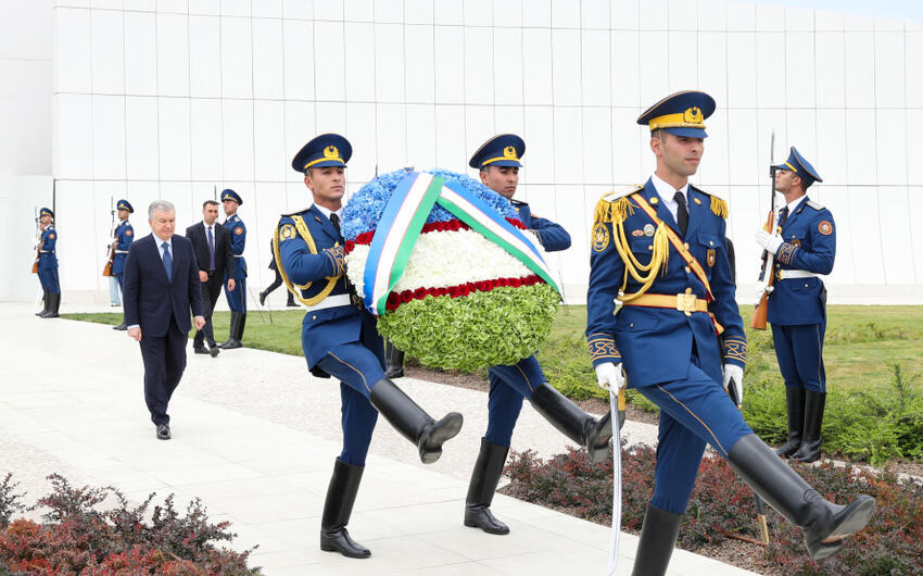 Şavkat Mirziyoyev Bakıda Zəfər parkını ziyarət etdi