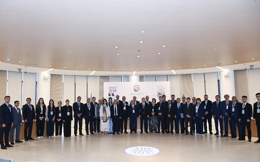 “Diplomatiya Aləmi” jurnalının 20 illik yubileyinə həsr olunmuş beynəlxalq dəyirmi masa keçirildi