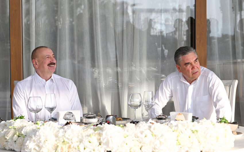 Prezident İlham Əliyev və Qurbanqulu Berdiməhəmmədov birgə nahar ediblər
