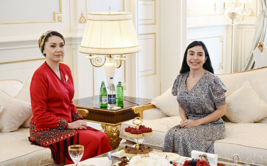 Berdiməhəmmədovun qızı və Leyla Əliyeva Heydər Əliyev Mərkəzində oldular