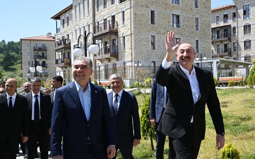 İlham Əliyev və Berdiməhəmmədov Şuşada inşa edilmiş birinci yaşayış kompleksində oldular