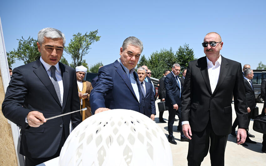 İlham Əliyev və Berdiməhəmmədov Yeni Şuşa məscidində tikinti işlərinin gedişi ilə tanış olublar
