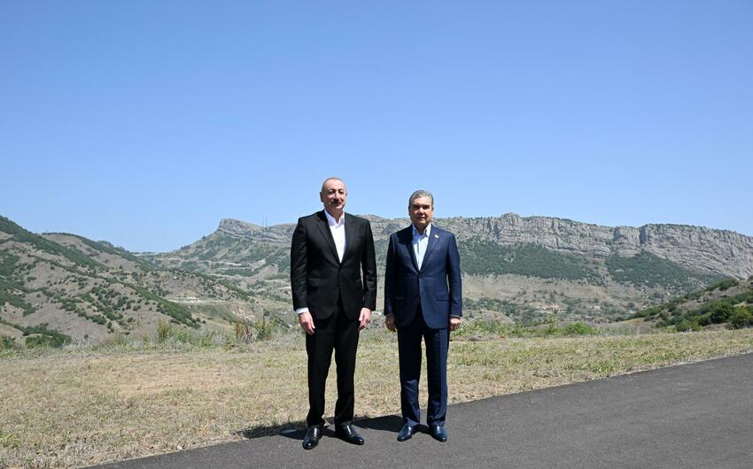 İlham Əliyev və Qurbanqulu Berdiməhəmmədov Daşaltı kəndi fonunda şəkil çəkdiriblər -