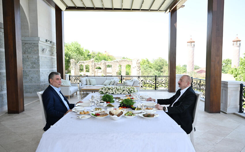 Prezident İlham Əliyev və Qurbanqulu Berdiməhəmmədov Şuşada birgə nahar etdilər