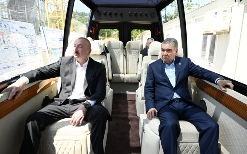 Əliyev və Berdiməhəmmədov “Heydər Əliyev və Qarabağ” sərgisi ilə tanış oldular