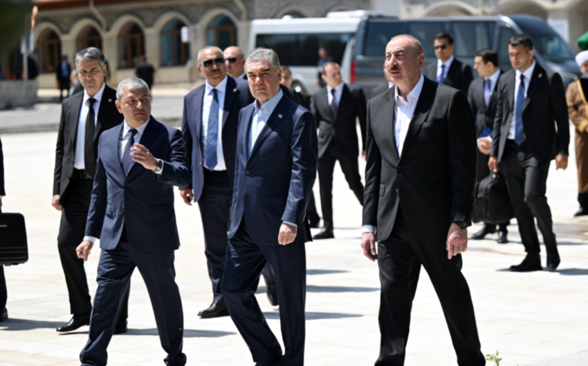 Əliyev və Berdiməhəmmədov Natəvanın, Bülbülün və Üzeyir Hacıbəylinin gülləbaran edilmiş heykəllərinə baxıblar