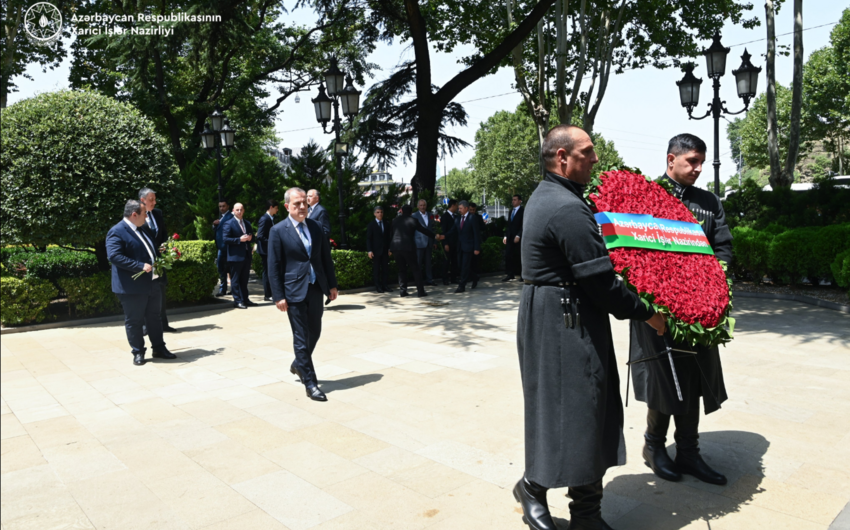 Ceyhun Bayramov Gürcüstanda Qəhrəmanlar Meydanını ziyarət etdi -