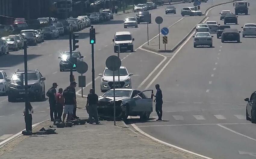 Bakıda qəza baş verdi, işıqfor yararsız vəziyyətə düşdü -