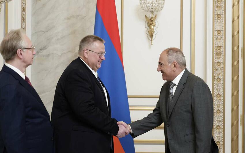 Paşinyan Overçukla görüşdü