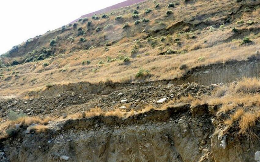 Qobustanda torpaq sürüşməsi: