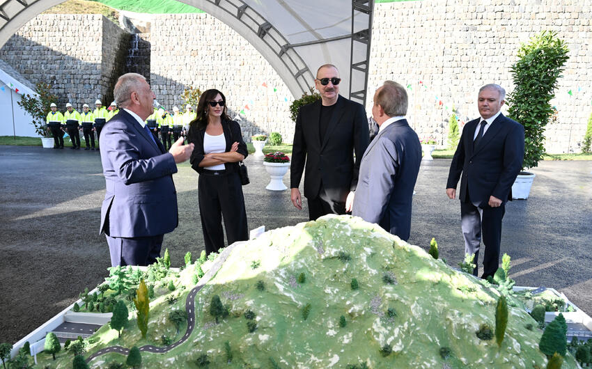 İlham Əliyev və Mehriban Əliyeva Toğanalı-Kəlbəcər-İstisu avtomobil yolunda görülən işlərlə tanış oldu -