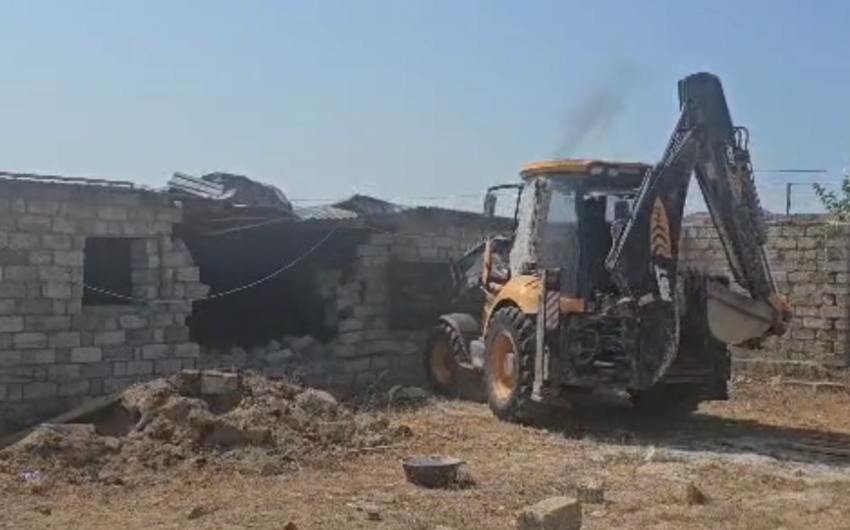 Türkan qəsəbəsində qanunsuz tikili söküldü -