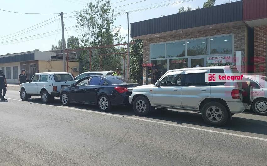 Lənkəranda üç avtomobil toqquşdu