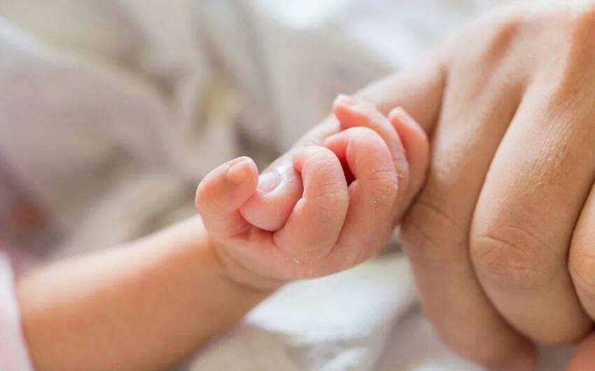 Ağdamda valideyni tərəfindən döyülən körpə süni nəfəs aparatından ayrıldı