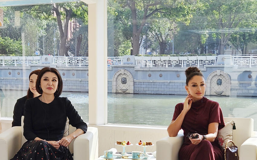 Mehriban Əliyeva dövlət başçılarının xanımları ilə gəmi gəzintisində -