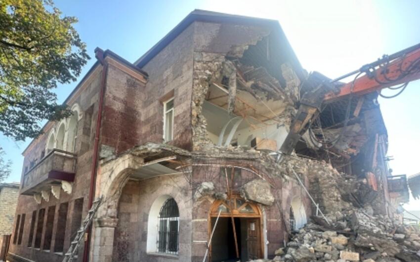 Xankəndidə qondarma rejimin "Xarici İşlər Nazirliyi"nin binası sökülür