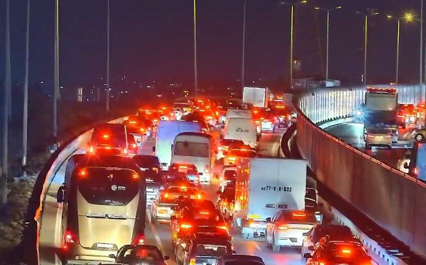 Qəza Bakı-Sumqayıt şosesində tıxaca səbəb oldu -