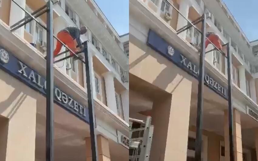 Bakıdakı memarlıq abidəsinin fasadına vurulan konstruksiyalar sökülür -