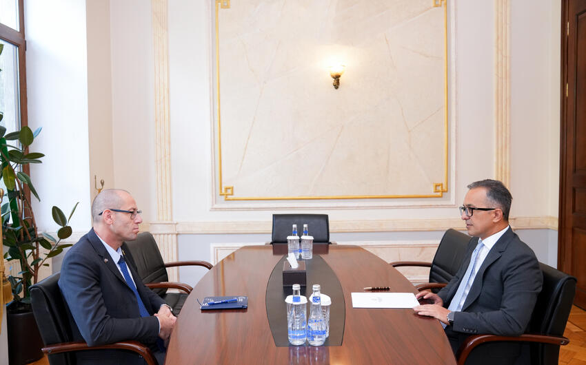 Komitə sədri İsrail səfiri ilə görüşdü