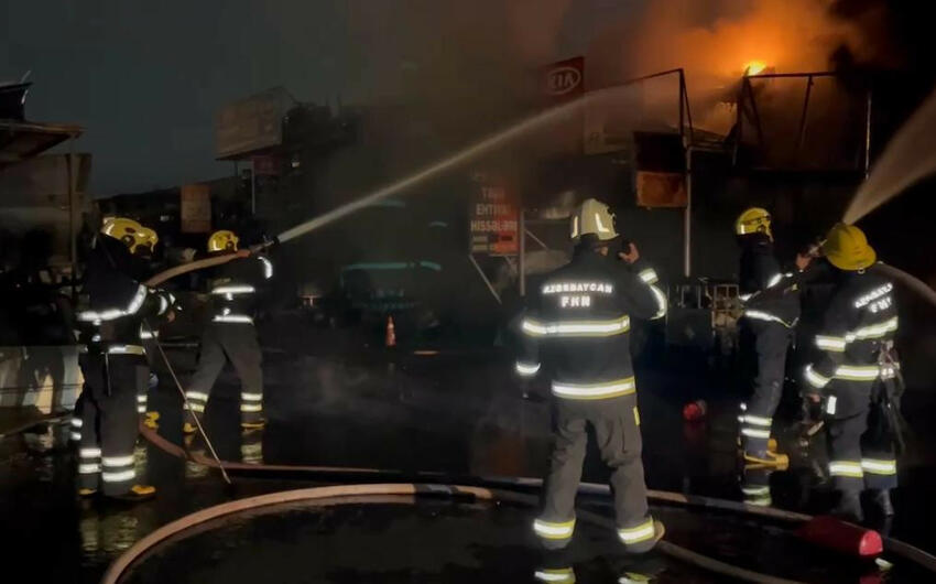 Babək prospektindəki təkər bazarında yanğın olub -