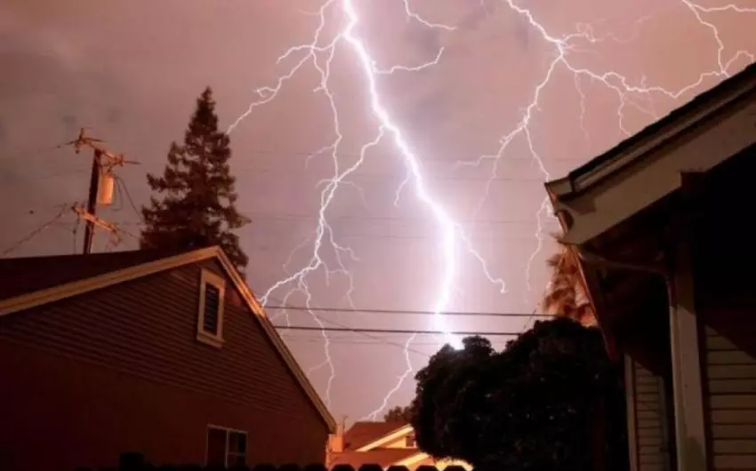 Xocalıya ildırım düşməsi iki evdə yanğına səbəb oldu