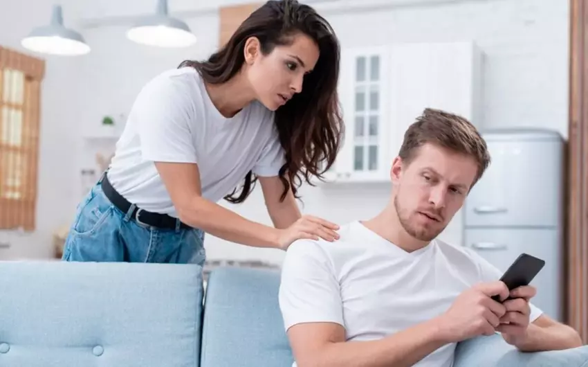 Gəncədə arvadından şübhələnən kişi onu izlətdi: “Qonşunun oğluyla gəzirsən” –