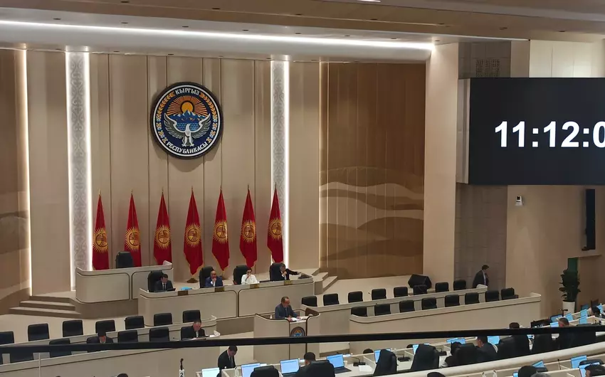 Qırğızıstanda yetkinlik yaşına çatmayanların seçkidə iştirakı barədə qanun qəbul edildi
