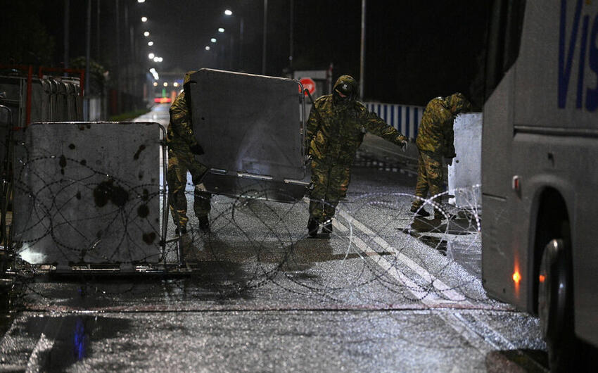 Polşa Belarusla sərhədi açdı
