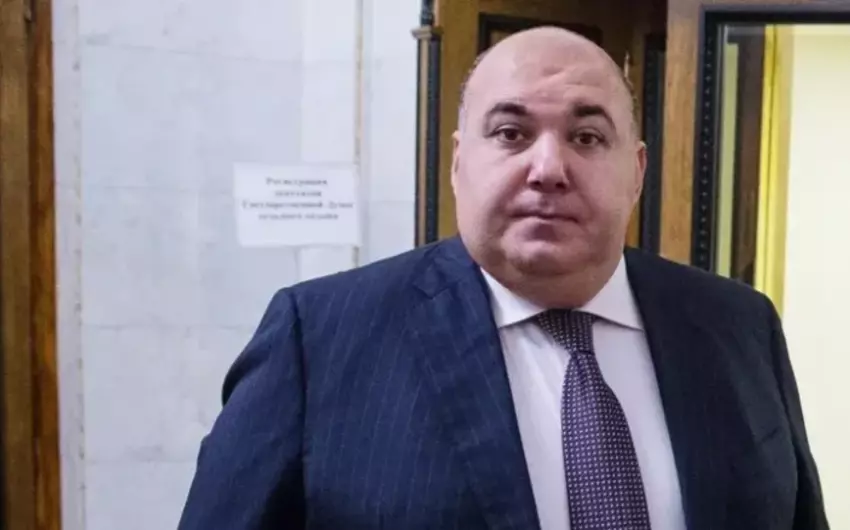 Zorlamada ittiham olunan rusiyalı deputat Ermənistana qaçdı