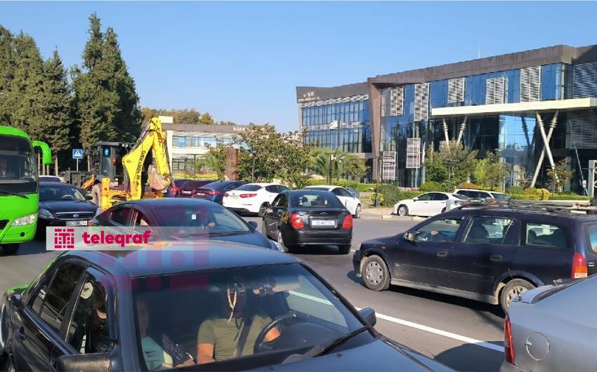 Mingəçevirdə körpü üzərində iki maşın toqquşdu -