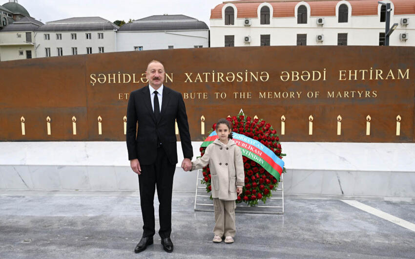 Hikmət Hacıyev Prezident İlham Əliyevin balaca Nilayla şəklini paylaşıb