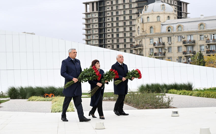 Dövlət və hökumət rəsmiləri Zəfər abidəsini ziyarət ediblər -