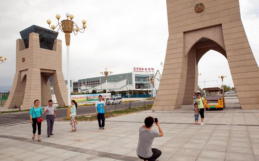 Çin Qazaxıstanla sərhəddəki bütün keçid məntəqələrini bağlayır
