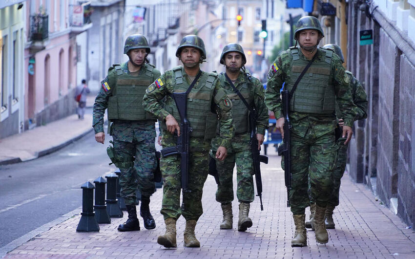 Ekvadorda girov saxlanılan hərbçilər azad edildi