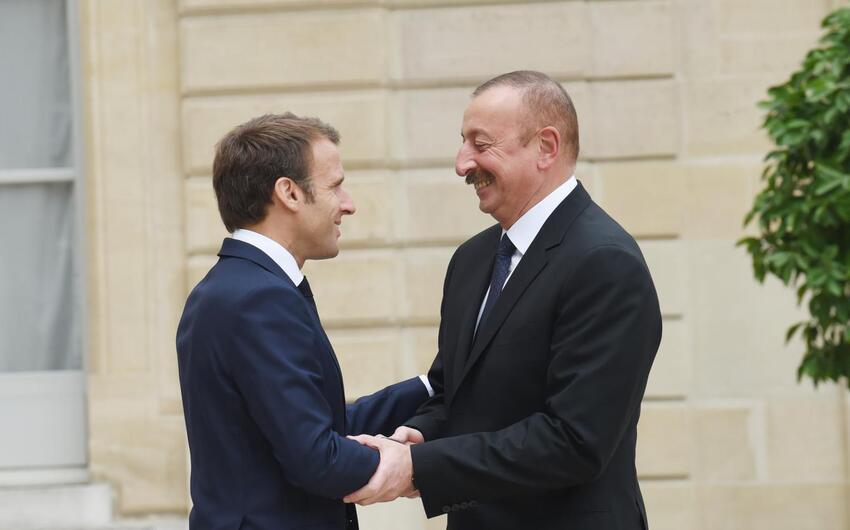 Makron Əliyevi təbrik etdi: