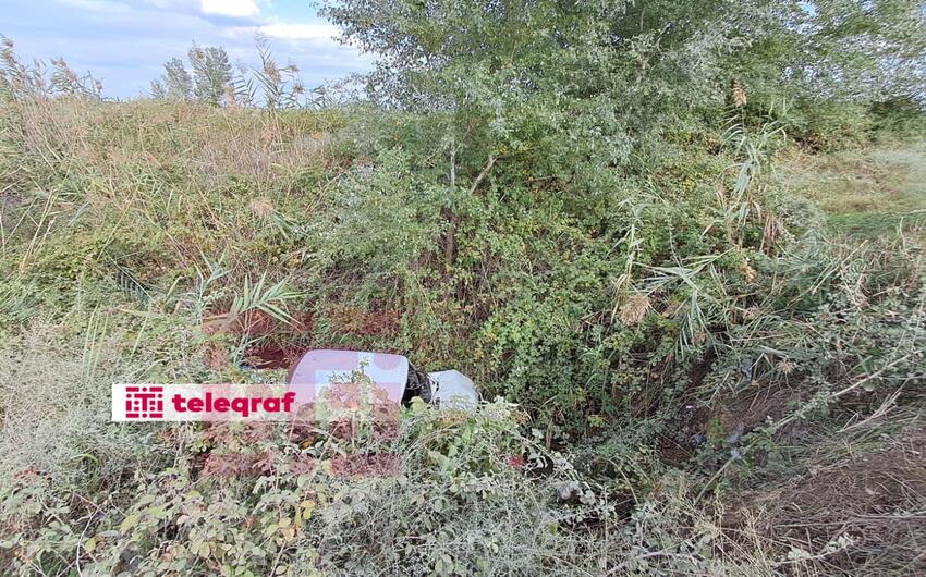 Bərdədə avtomobil kanala düşdü -