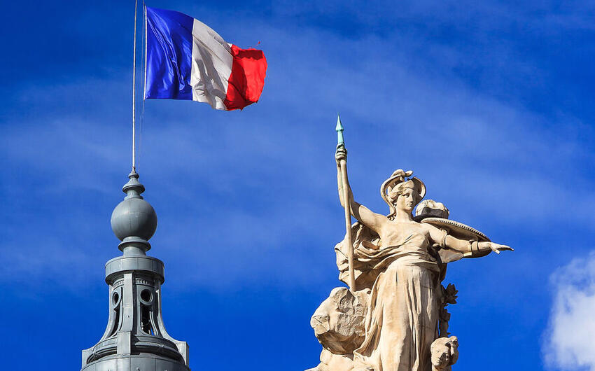 Fransada müxalifət yeni hökumətə etimadsızlıq hədəsi edib