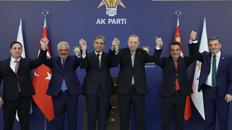 Yeddi müxalif bələdiyyə sədri AKP-yə keçdi -